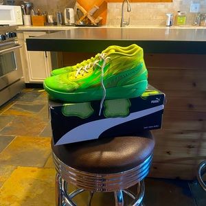Lamelo ball 2 slime size 11 us not worn hardly at all got them brand new.